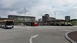 Busstation met een GVB- en een Keolisbus; juni 2019.