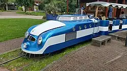 De Amsteltrein met loc 3 in blauw-witte uitvoering bij het station Rosarium; 14 augustus 2019.