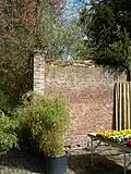 Kasteel Amstenrade: muur tussen moestuin en park
