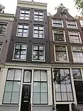 Huis waarvan de gevel onder rechte lijst het karakter van het derde kwart van de 19e eeuw toont, doch sinds de restauratie een empire ruitverdeling in de vensters bezit