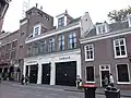 Voormalig koetshuis met bovenwoningen