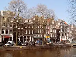 Huis waarvan de gevel een 18e-eeuwse pui en een bovenstuk onder rechte lijst heeft