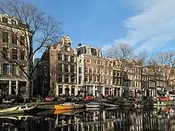 Hoekhuis met daklijst en dak