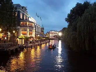 De Singelgracht bij de Stadhouderskade, links Holland Casino