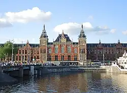 De brug met oude en nieuwe pijlers; 25 juni 2016.