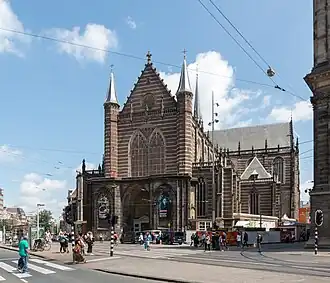 De hoofdingang van de Nieuwe Kerk, zijde Nieuwezijds Voorburgwal. Foto:&nbsp;bma.amsterdam.nl.