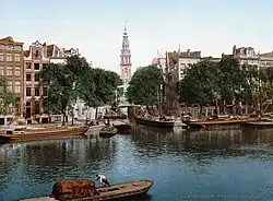 De Groenburgwal, gezien vanaf de Amstel, met de Zuiderkerkstoren op de achtergrond, circa 1900