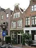Huis met gevel onder eenvoudige klokvormige top