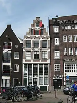 Pand met trapgevel met het 'type met grote blokken'