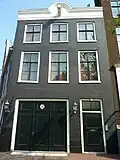 Huis met gevel onder verhoogde lijst