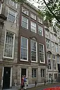 Speel- of tuinhuis met bijbehorende grachtenhuis