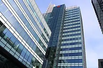 De IJ-toren vanaf de Piet Heinkade. Links een deel van de Passagiers Terminal Amsterdam