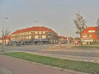 Huizen en Joop Harmans-fietsenwinkel aan de Kamperfoelieweg.