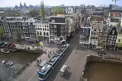 Lijn 2 op de brug over de Keizersgracht in de Leidsestraat