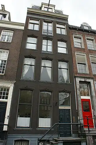 Pand met gevel in het oude deel voorzien van gebeeldhouwde stoep, kelderpui, deur- en vensteromlijstingen