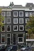 Huis met gevel onder rechte lijst
