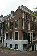 Huis met gevel onder rechte klossenlijst