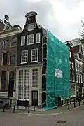 Hoekhuis met later versoberde klokgevel