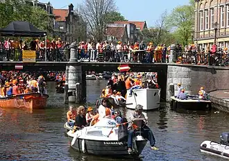 brug 67 met feestgangers (2012)