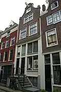 Huis met klokgevel (geboortehuis van Multatuli met gedenksteen)