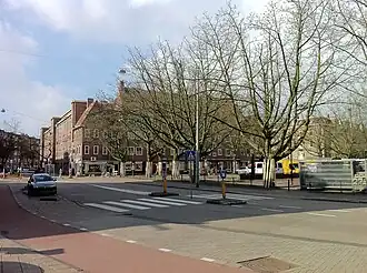 Zicht op de oostzijde links ingang Albert Luthulistraat (april 2012)