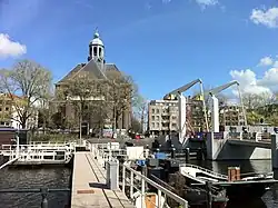 Pelikaanbrug met Nieuwevaartsluis en Oosterkerk