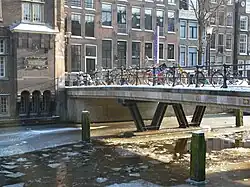 De Armbrug in 2012 met de V-vorminge steunen