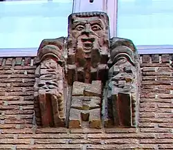 Idem, geveldetail met allegorische voorstelling NRM