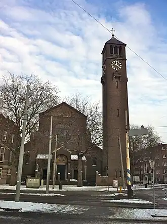 De Sint-Agneskerk op de hoek met de Cornelis Krusemanstraat.