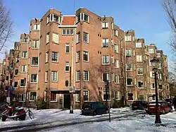 Bouwblok van 135 etagewoningen, voor de Algemene Woningbouw Vereniging (AWV), Willaertstraat 2, hoek Amstelveenseweg; 2012.