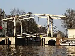 Walter Suskindbrug met klein bedieningshuisje voor de hameipoort (2009)