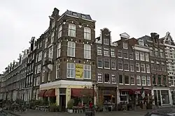 Blok Kadijksplein 5 tot 12(vrnl) met reclameschildering (2013)