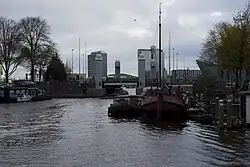 De Kikkerbilssluis met zijn opvallende heftorens - foto van Patrick Nouhaillers, november 2013