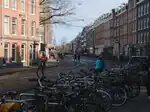 De Albert Cuypstraat, gezien vanaf de Ruysdaelkade (maart 2023)