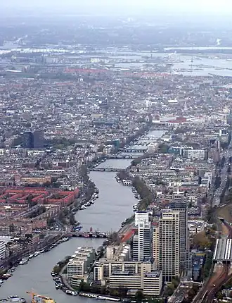 Noordelijk deel van de Weesperzijde gezien vanaf de Omval richting noorden in 2004