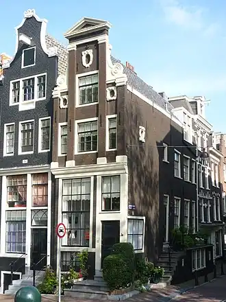 Pilaster-halsgevel aan de Brouwersgracht 218 in Amsterdam