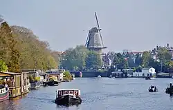 Molen de Gooyer gezien vanaf de Nieuwe Vaart; 2017.