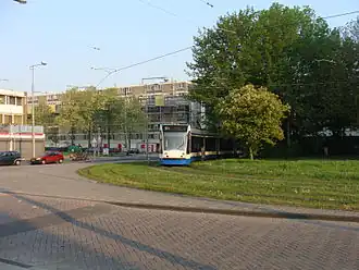 Zicht op het plein met de eindhalte van lijn 17 (2011)