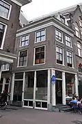 Hoekhuis met voorzijde aan de Spuistraat