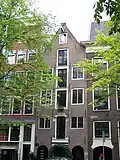 Pakhuis met later versoberde puntgevel