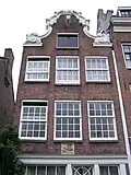 Huis met klokgeveltje van zware vormen