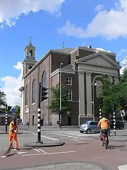 De achtergevel van de Mozes en Aäron met een beeld van Melchizedek