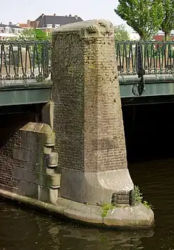 Beeld van zeehond/leeuw door Krop op bruggensteun