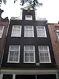 Huis, vanwege de zandstenen onderdelen van de gevelhals