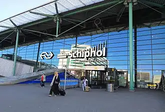 Ingang van de stationshal (trein) en de aankomsthal in 2017