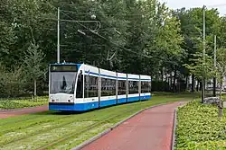 Een 5-delige lagevloertram in Amsterdam