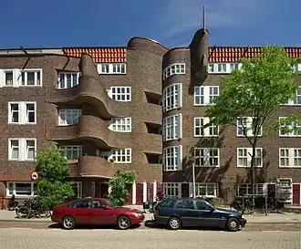 Etagewoningen in expressieve Amsterdamse School-stijl