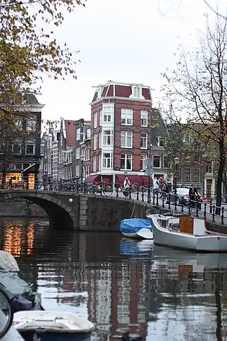 Links brug 87, op de achtergrond Prinsengracht 807 in het rood (2009)