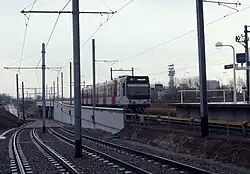 De sneltram naar het centrum bij vertrek van het zuidelijke perron.