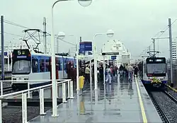 Het noordelijke perron met stadstram en sneltram bij de opening.